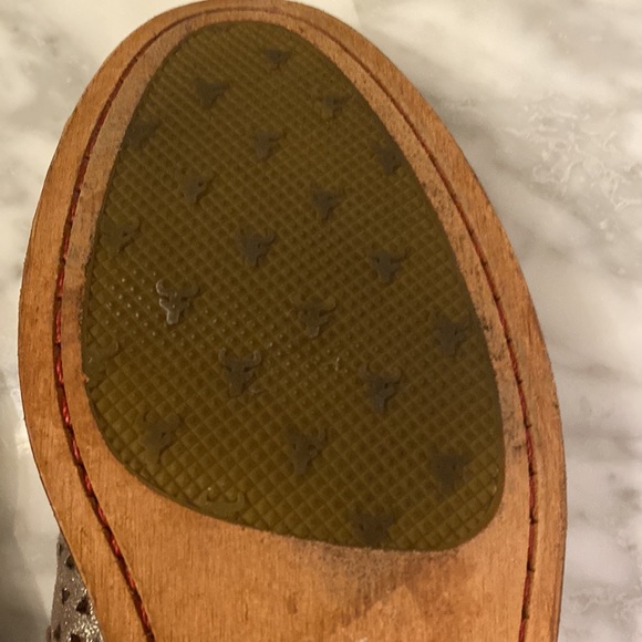 Size 8.5 Trask laser cut accent loafers in good condition. Neutral color - Picture 10 of 12